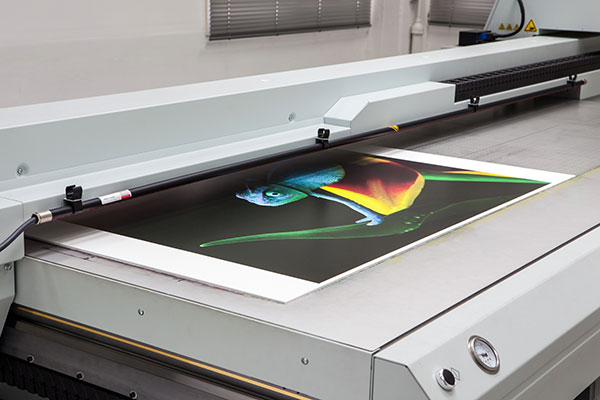 Plaque en PVC expansé gris de 3 mm, robuste et résistante, idéale pour des applications industrielles nécessitant une finition élégante et une protection contre les chocs.