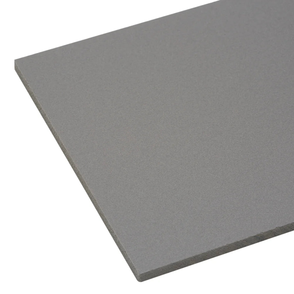 Plaque en PVC expansé gris de 3 mm, idéale pour des applications industrielles et décoratives, offrant une solidité et une finition sobre et professionnelle.