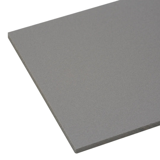 Plaque en PVC expansé gris de 3 mm, idéale pour des applications industrielles et décoratives, offrant une solidité et une finition sobre et professionnelle.
