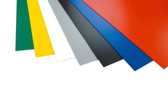 Plaque bleue en PVC expansé 3 mm, parfaite pour les projets nécessitant à la fois flexibilité et robustesse.