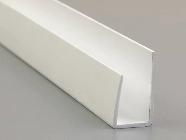 Profil de bord blanc universel 10 mm – Longueur 3050 mm.