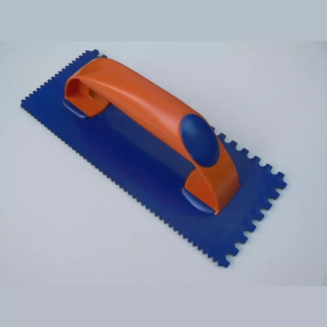 Truelle en plastique légère et résistante, parfaite pour les travaux de finition délicats.