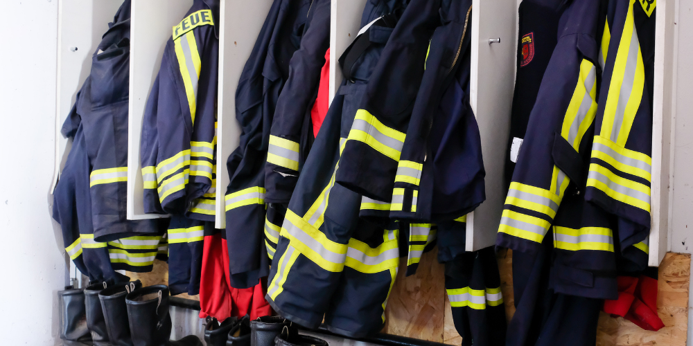 Plaques hygiéniques en PVC adaptées aux casernes de pompiers