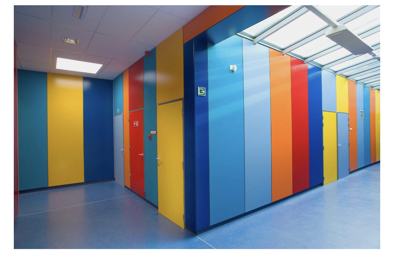Revêtement mural hygiénique premium en PVC et acier inoxydable pour murs et plafonds intérieurs.