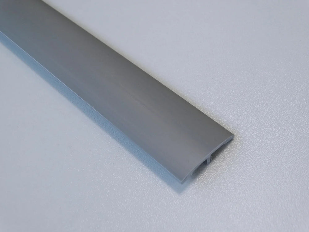 Profil de séparation H en PVC gris nuage, idéal pour des raccords modernes et discrets.