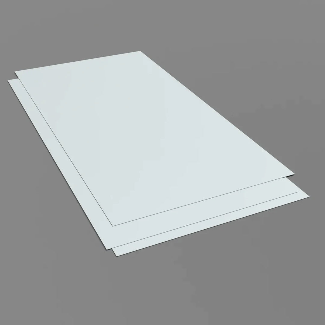 Plaque de revêtement mural blanc porcelaine, 2,5 mm d'épaisseur, offrant une surface lisse et non poreuse pour éviter l'accumulation de bactéries et de moisissures.
