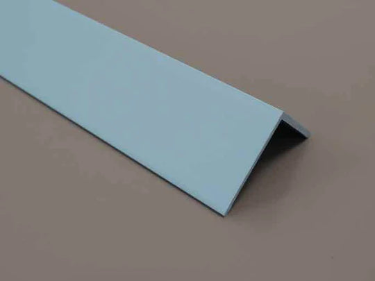 Profil d’angle en PVC bleu pastel - Largeur 25 mm, finition douce et moderne