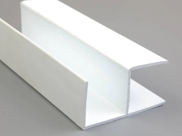 Profil d'angle en PVC blanc de 35 mm, idéal pour protéger les coins tout en offrant une finition nette et esthétique à vos murs ou meubles.