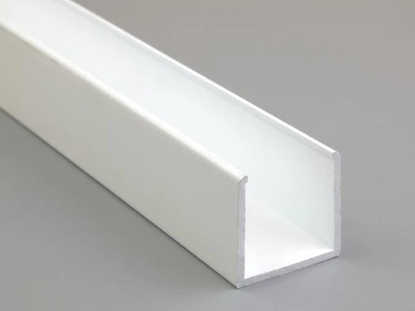 Profil de finition U en PVC de 35 mm, conçu pour apporter une finition propre et nette à vos bords et coins, tout en assurant une excellente durabilité.