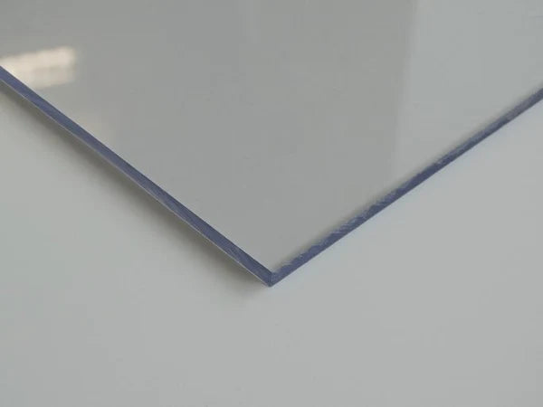 Feuille de PVC transparent 3050 x 1220 mm, conçue pour des projets nécessitant clarté et robustesse