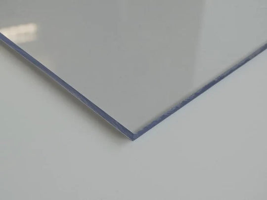 Feuille de PVC transparent 3050 x 1220 mm, conçue pour des projets nécessitant clarté et robustesse
