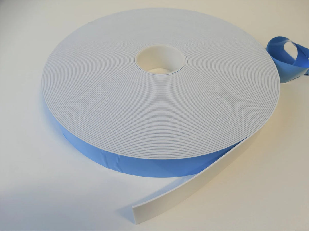 Ruban mousse de collage en 2 parties, longueur 50 m, idéal pour des fixations solides et durables.
