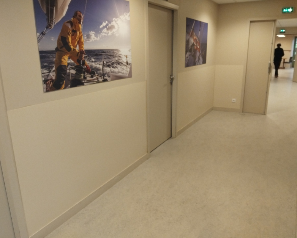 Habillage mural en panneaux PVC hygiéniques 2 mm dans un centre spirituel à Penboc’h