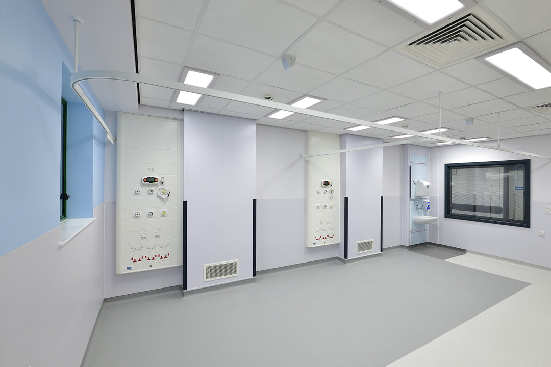 Plaque murale hygiénique en porcelaine blanche, épaisseur 2,5 mm, offrant une protection durable contre les contaminants et facile à entretenir pour un usage quotidien.