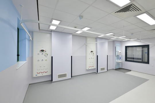 Plaque murale hygiénique en porcelaine blanche, épaisseur 2,5 mm, offrant une protection durable contre les contaminants et facile à entretenir pour un usage quotidien.