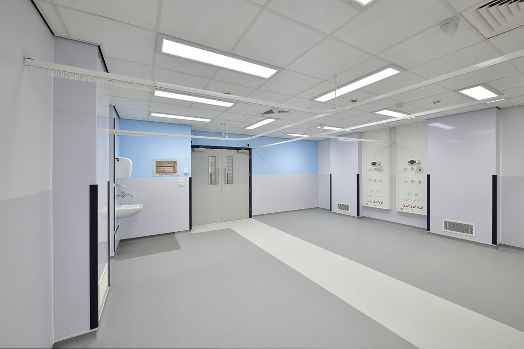 Revêtement mural en porcelaine blanche de 2,5 mm, conçu pour résister à l'humidité et aux agressions extérieures, parfait pour les espaces nécessitant un entretien minimal et une hygiène optimale.