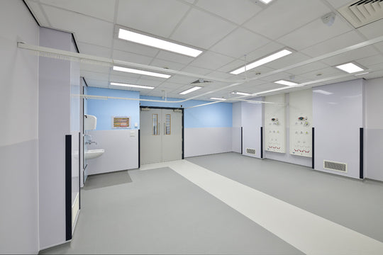 Revêtement mural en porcelaine blanche de 2,5 mm, conçu pour résister à l'humidité et aux agressions extérieures, parfait pour les espaces nécessitant un entretien minimal et une hygiène optimale.