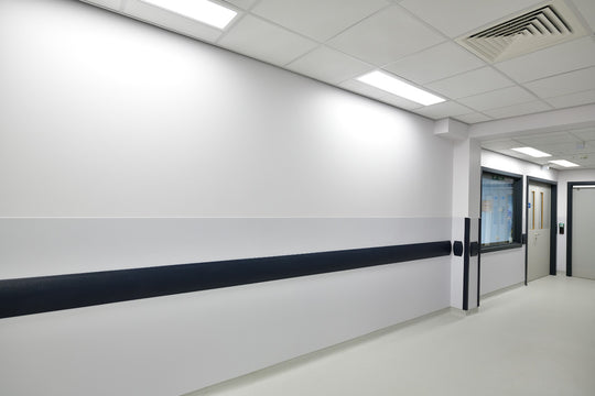 Plaque en PVC AM-CLAD 2,5 mm avec traitement antimicrobien intégré, pour une hygiène optimale dans les zones sensibles.