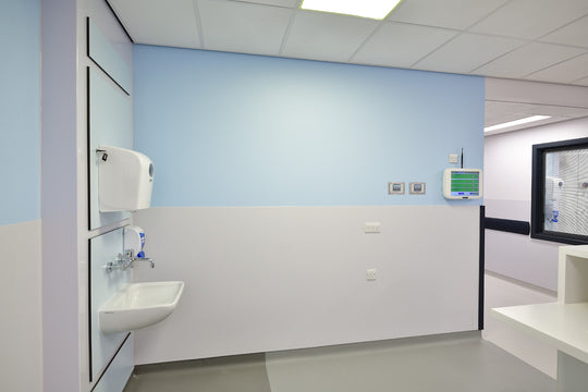 PVC antimicrobien AM-CLAD 2,5 mm, offrant une protection hygiénique avancée pour des installations conformes aux normes sanitaires.