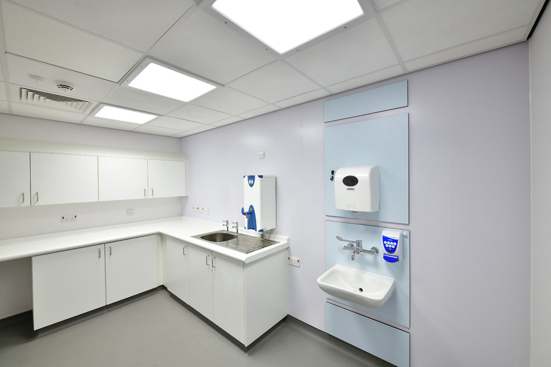 Revêtement mural en porcelaine blanc, épaisseur 2,5 mm, conçu pour une protection hygiénique et une durabilité accrue dans les cuisines, salles de bains ou espaces professionnels.