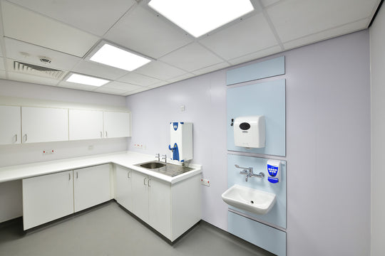 Revêtement mural en porcelaine blanc, épaisseur 2,5 mm, conçu pour une protection hygiénique et une durabilité accrue dans les cuisines, salles de bains ou espaces professionnels.