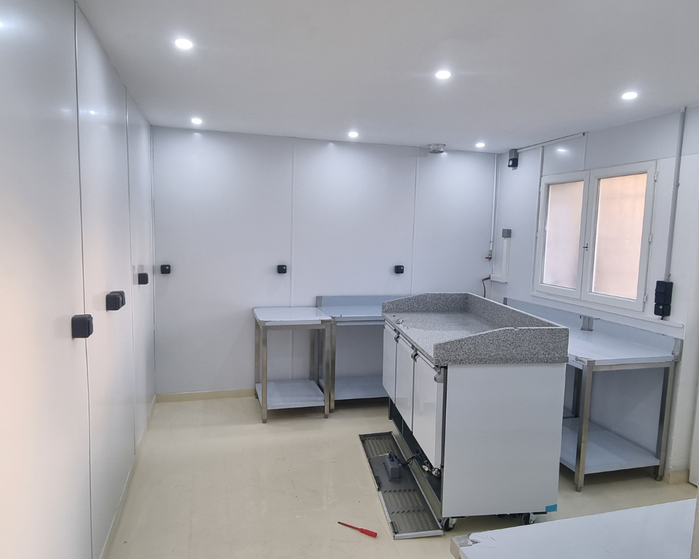 Habillage mural en panneaux PVC hygiéniques 2,5 mm pour épicerie fine et espace snacking