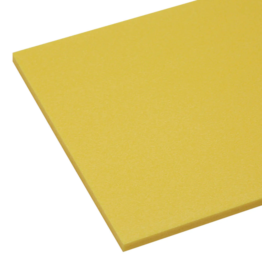 Plaque en PVC expansé jaune de 3 mm, idéale pour des applications nécessitant une visibilité élevée tout en offrant légèreté et résistance.