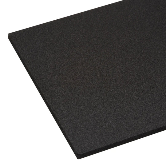 Plaque PVC expansé noir 10 mm, conçue pour des environnements nécessitant une haute résistance aux chocs et à l'usure tout en étant facile à travailler.