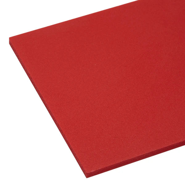 Plaque en PVC expansé rouge de 5 mm, parfaite pour des applications nécessitant une épaisseur robuste, offrant une résistance accrue et une couleur vive.