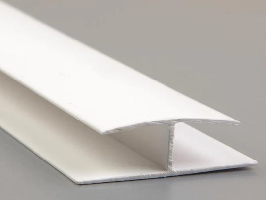 Profil de séparation H blanc, 10 mm de largeur, conçu pour une installation facile et une finition nette des joints.