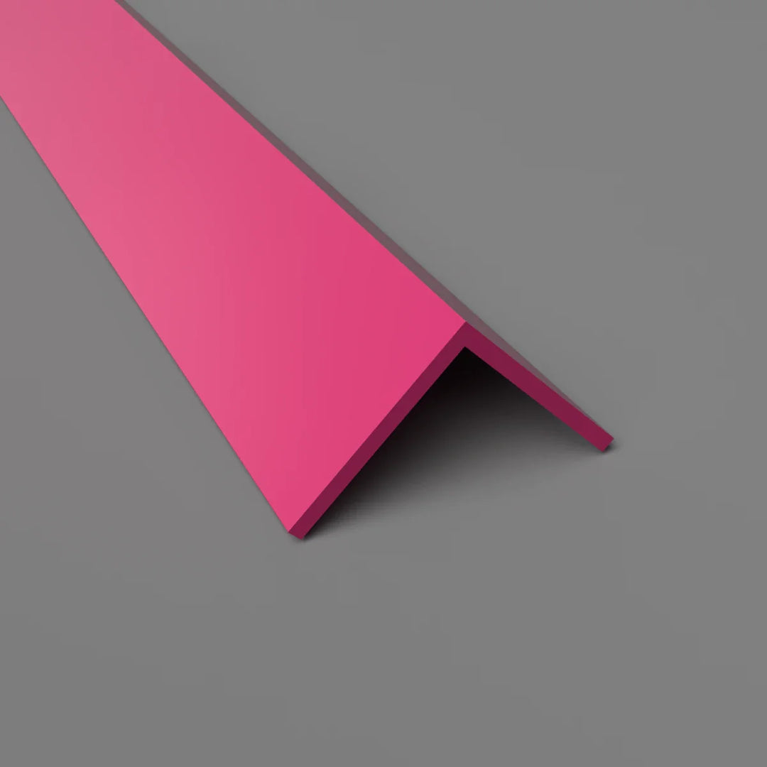 Profil d'angle en PVC rose, largeur 25 mm, idéal pour des finitions élégantes et uniques.