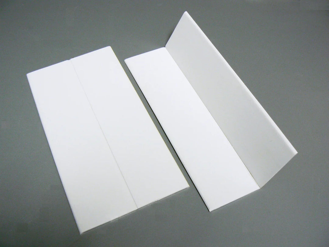 Profil d'angle flexible blanc de 25 mm, idéal pour protéger et habiller les coins avec une finition esthétique et durable.
