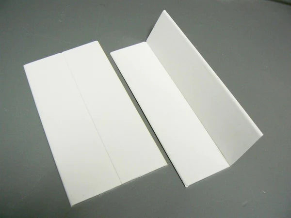 Profil d'angle flexible blanc de 50 mm, conçu pour s’adapter facilement aux coins arrondis ou angulaires, offrant une finition nette et durable.