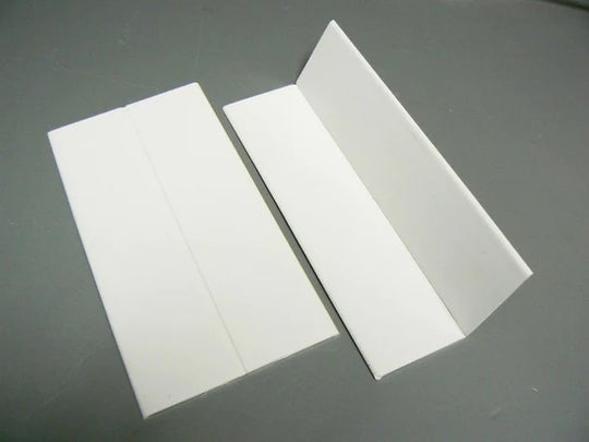 Profil d'angle flexible blanc de 50 mm, conçu pour s’adapter facilement aux coins arrondis ou angulaires, offrant une finition nette et durable.