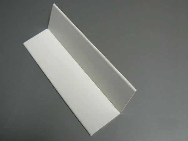 Profil d'angle souple de 50 mm en blanc, flexible et résistant, idéal pour protéger les angles des murs et des meubles tout en assurant une protection contre l'usure.