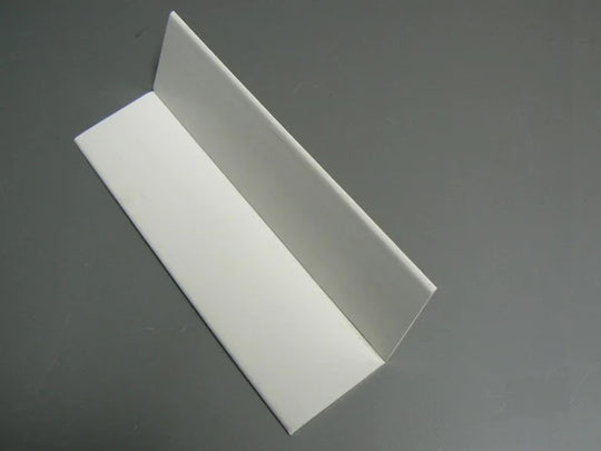 Profil d'angle souple de 50 mm en blanc, flexible et résistant, idéal pour protéger les angles des murs et des meubles tout en assurant une protection contre l'usure.