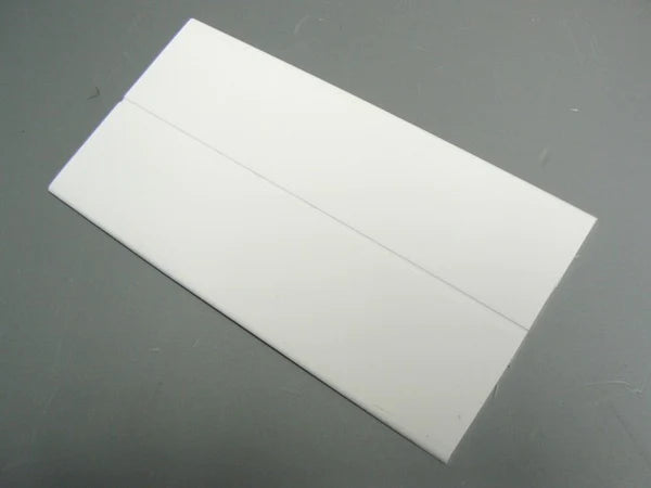 Profil d'angle en PVC flexible de 50 mm, offrant une flexibilité maximale pour s'ajuster à tous types d'angles tout en garantissant une finition esthétique et propre.