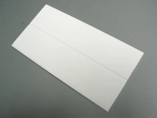 Profil d'angle en PVC flexible de 50 mm, offrant une flexibilité maximale pour s'ajuster à tous types d'angles tout en garantissant une finition esthétique et propre.