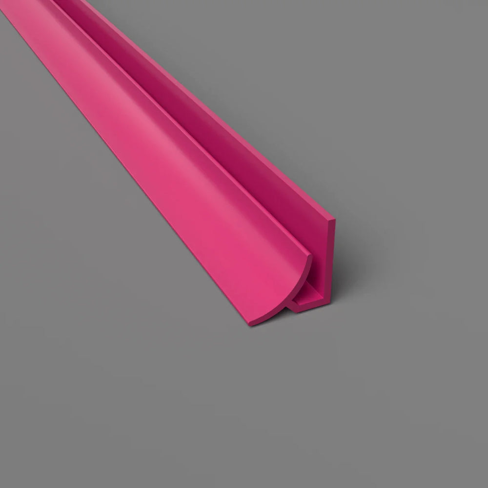Profil d'angle PVC rose avec rayon intérieur, une solution idéale pour des coins protégés et esthétiques.