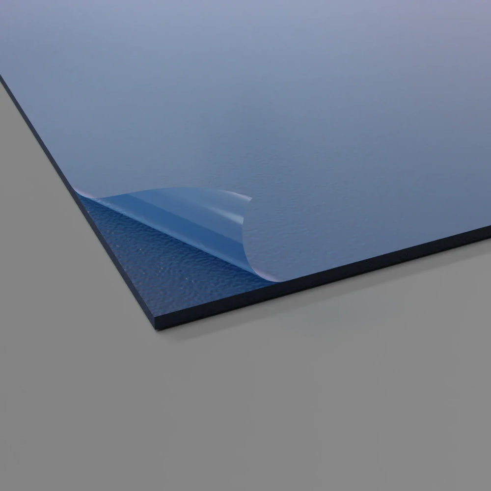 Plaque murale 2 mm bleu nuit, une solution résistante et élégante pour protéger les murs dans des zones à forte circulation.
