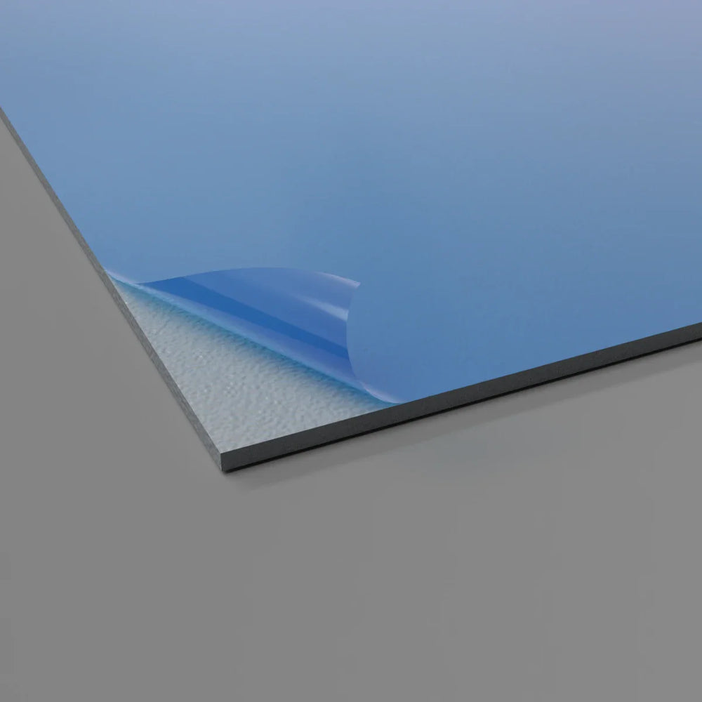 Plaque murale 2 mm gris nuage, une solution robuste et esthétique pour protéger vos surfaces contre l'usure quotidienne.