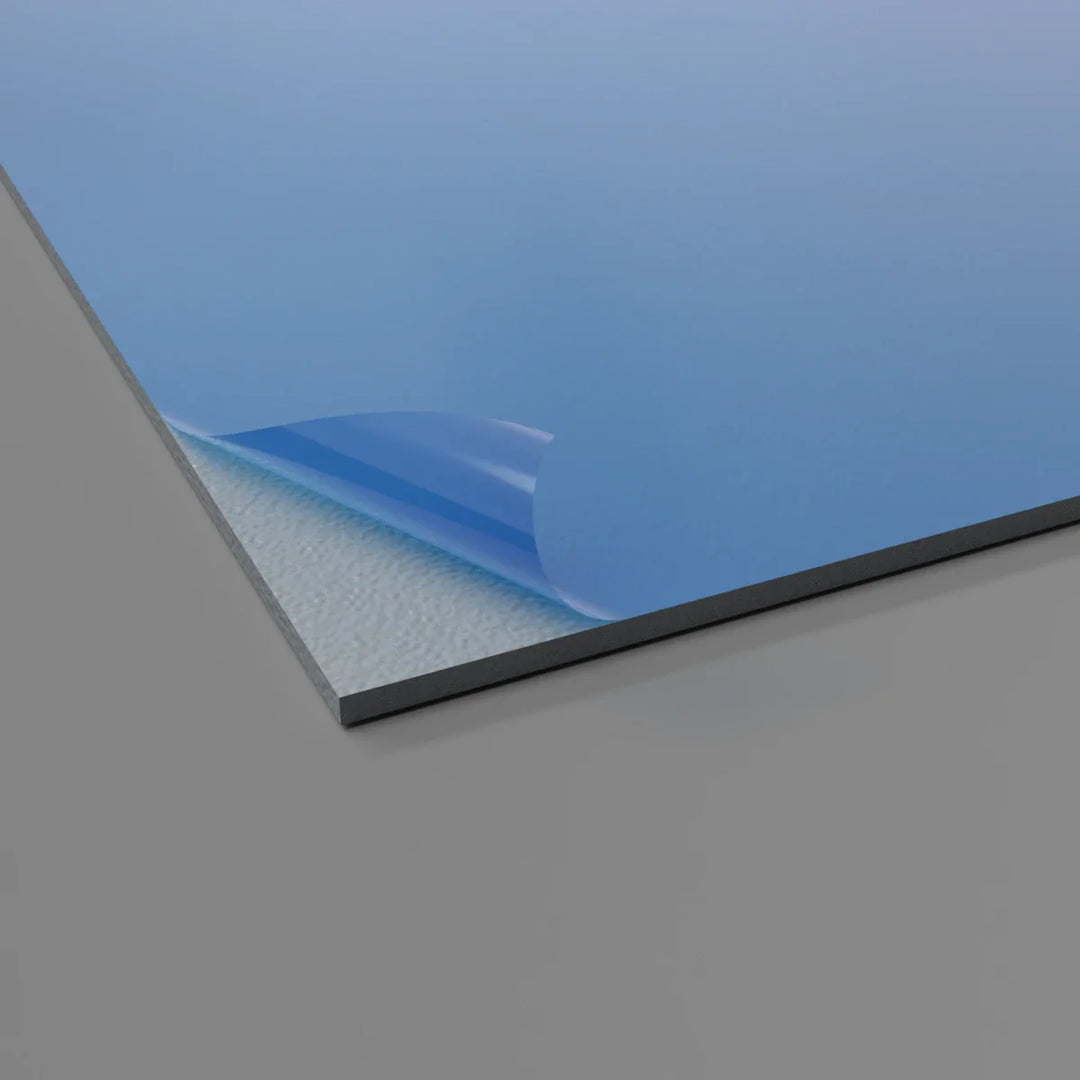Plaque murale 2 mm gris nuage, une solution robuste et esthétique pour protéger vos surfaces contre l'usure quotidienne.
