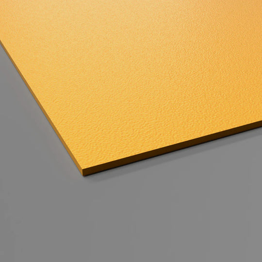 Plaque de protection murale 2 mm jaune doré, une solution résistante et lumineuse pour les environnements à fort passage.