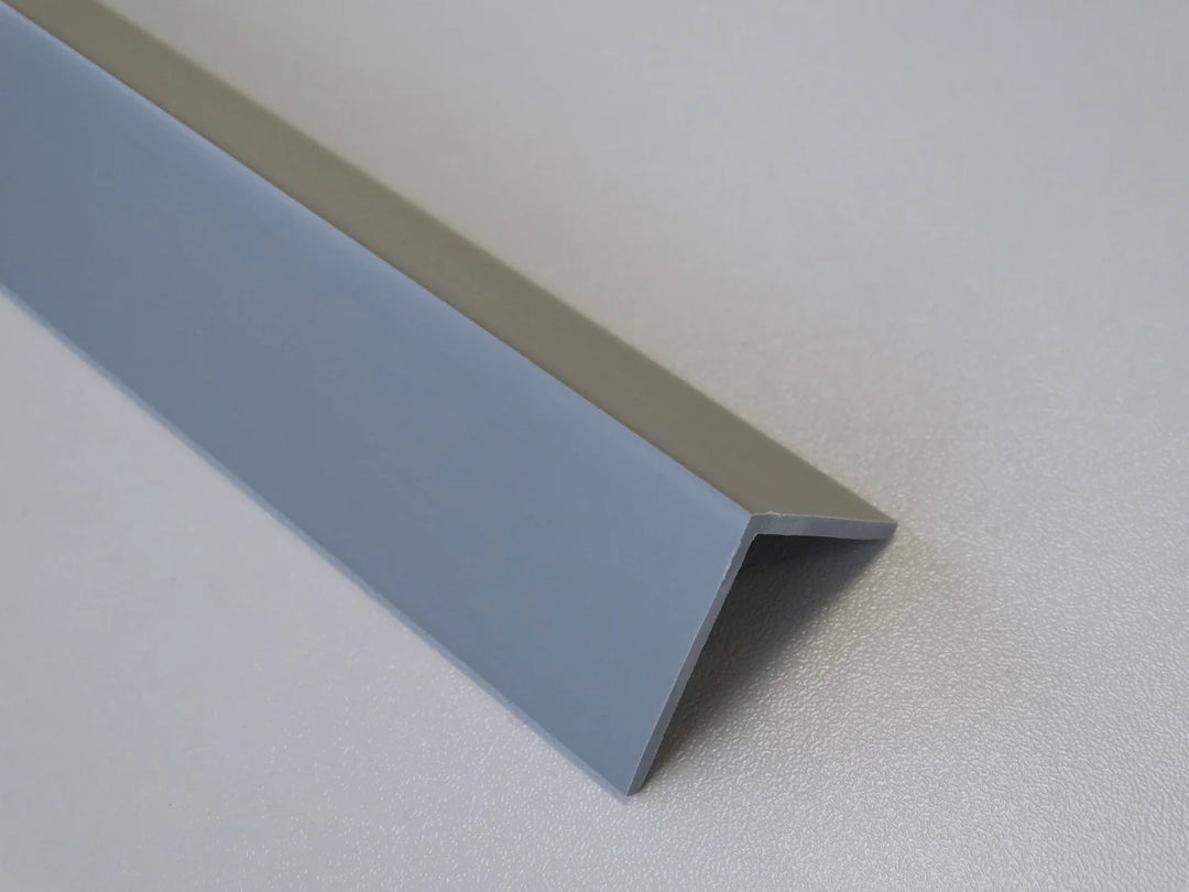 Profil d'angle en PVC gris nuage, largeur 25 mm, idéal pour des finitions sobres et élégantes.