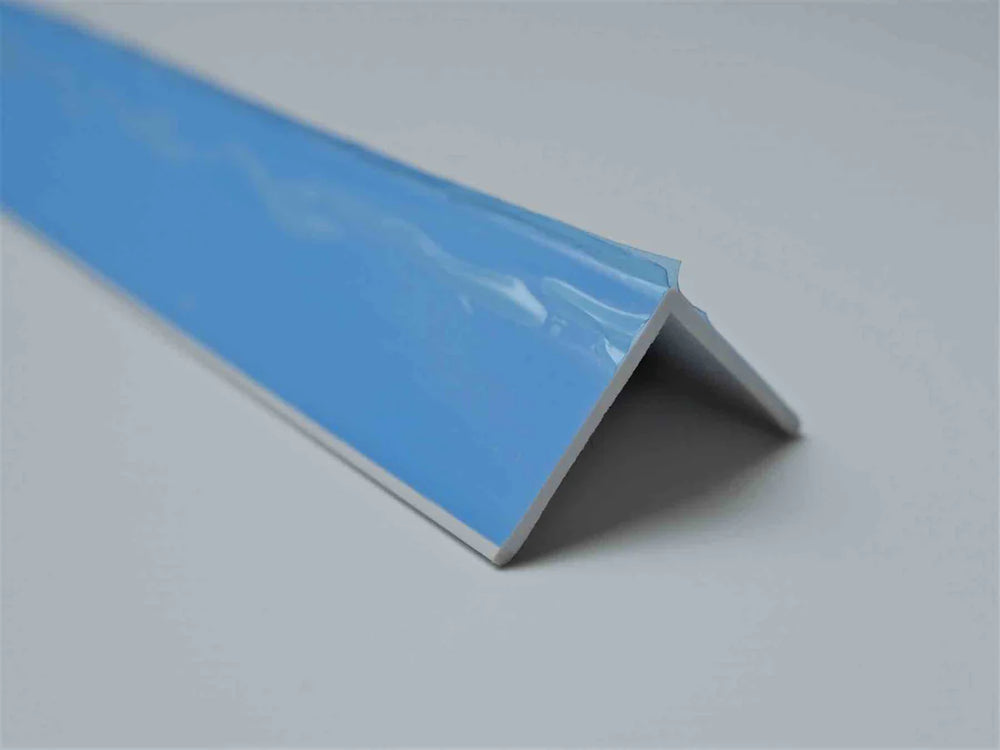 Élément de protection en PVC blanc porcelaine, 25 mm, conçu pour des angles nets et élégants.
