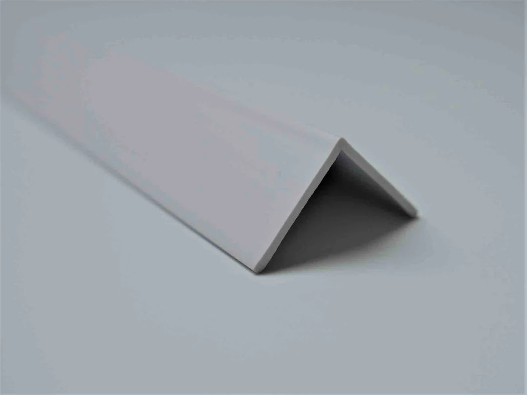 Profil d'angle en PVC blanc porcelaine, largeur 25 mm, idéal pour des finitions discrètes et raffinées.