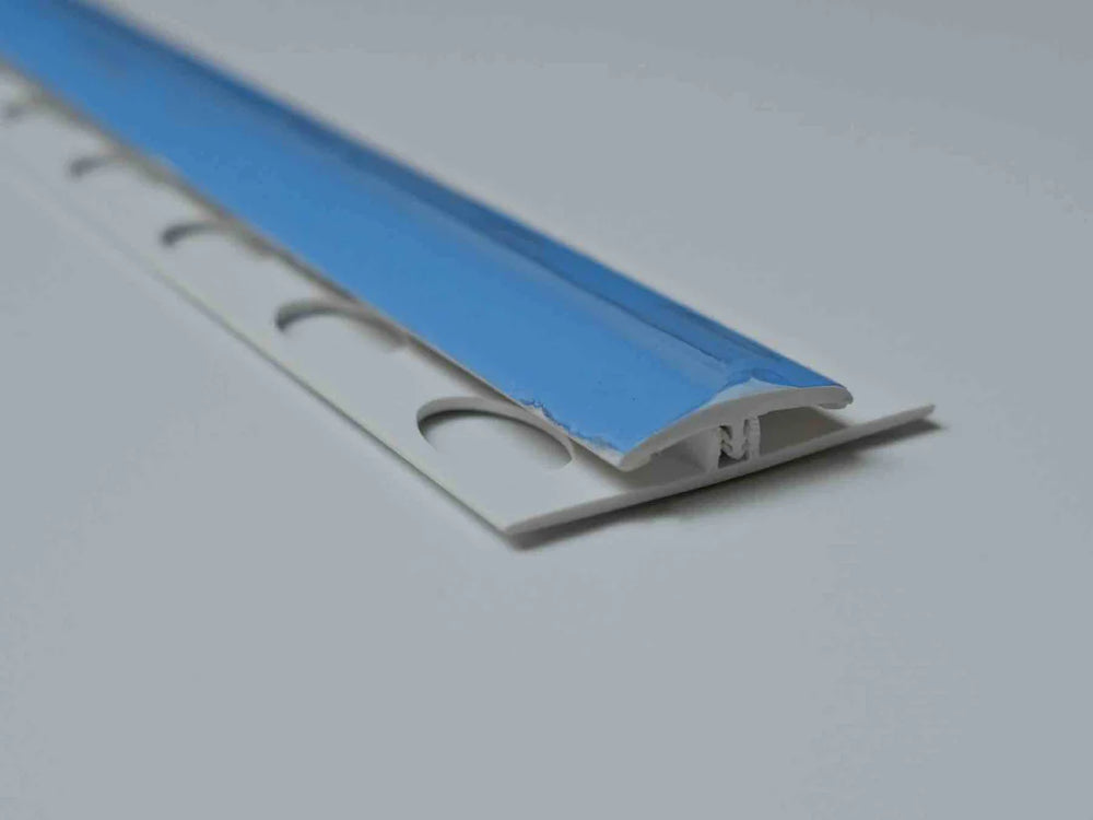 Élément de jonction en PVC blanc porcelaine, type H, conçu pour des finitions lumineuses et raffinées.