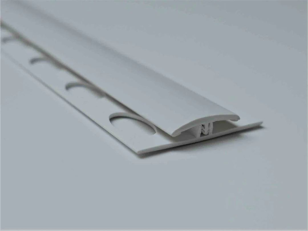 Profil de séparation H en PVC blanc porcelaine, idéal pour des raccords sobres et élégants.