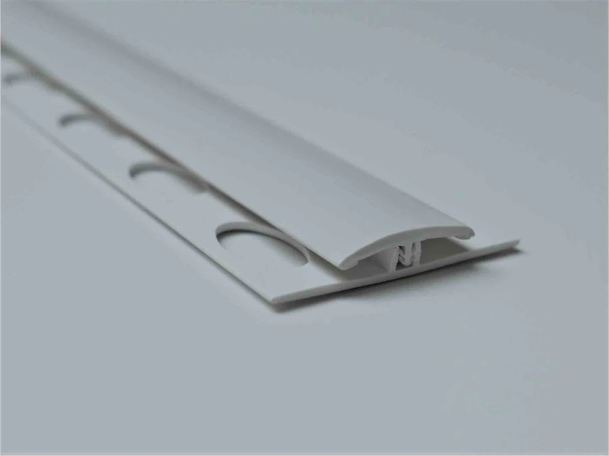 Profil de séparation H en PVC blanc porcelaine, idéal pour des raccords sobres et élégants.
