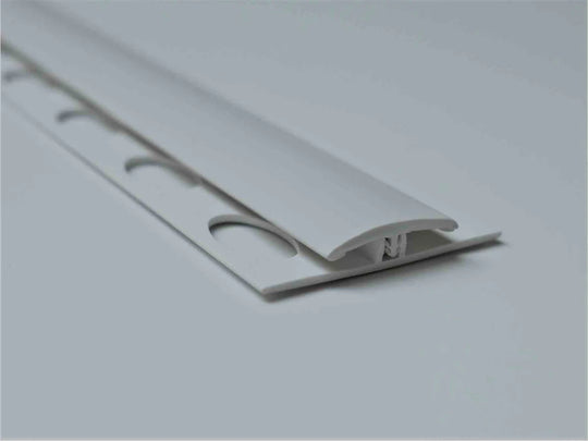 Profil de séparation H en PVC blanc porcelaine, idéal pour des raccords sobres et élégants.